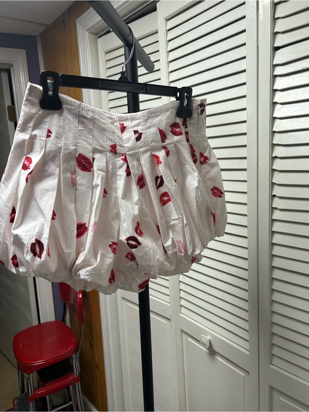 Nwot White Mini Bubble Skort with Red Lip Print - Picture 4 of 5